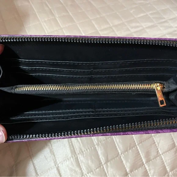 Embellished Skull Design Wristlet - Picture 3 of 4